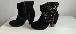 Botines negros con tachuelas