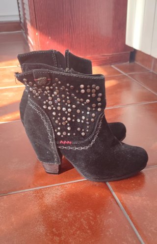 Botines negros con tachuelas