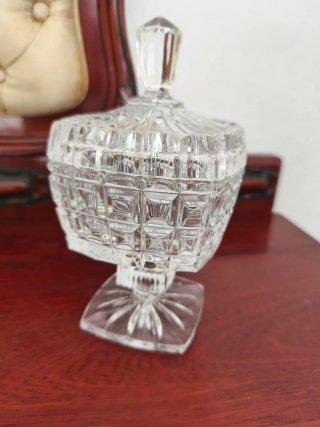 Bombonera Vintage de Cristal Tallado con Tapa