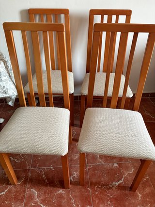 Juego de 4 sillas de madera