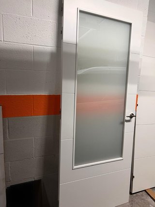 2 puertas blancas NUEVAS sin estrenar – una con c