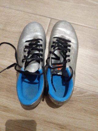 Zapatillas de fútbol plateadas y azules