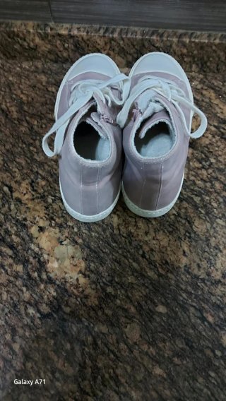 Zapatillas tipo botín rosa y blanco