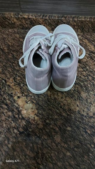 Zapatillas tipo botín rosa y blanco