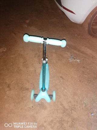 Patinete infantil de tres ruedas