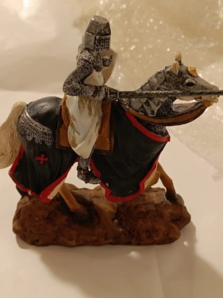 Cavaliere in resina a cavallo