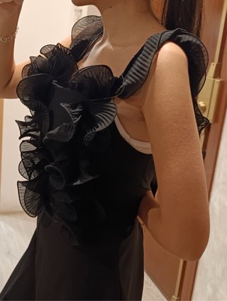 Mono negro con volantes
