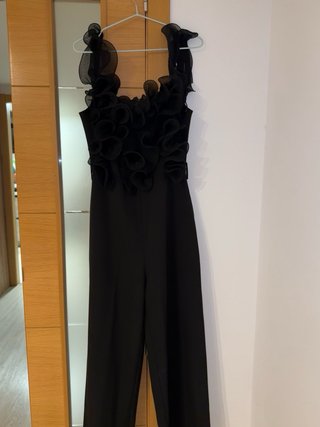 Mono negro con volantes