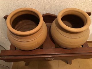 Cantera Rústica con Dos Cántaros