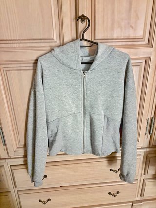 Sudadera gris de chandal con capucha y cremallera