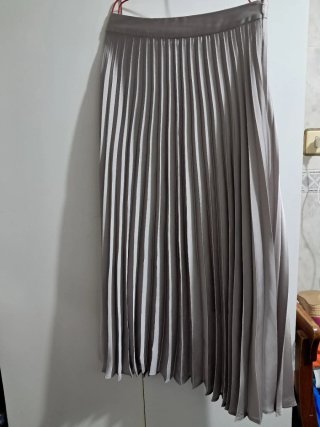 Falda plisada Stradivarius gris