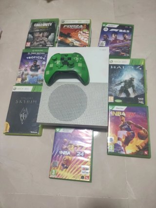 Xbox One S Blanca + Mando Minecraft + 8 Juegos