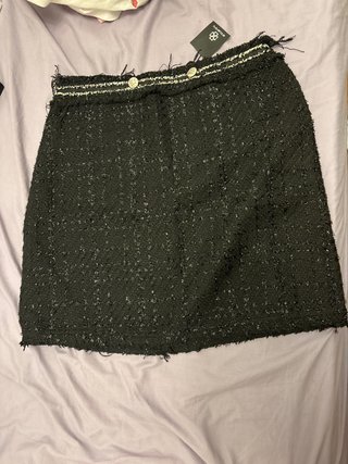 Falda negra con brillos y botones marca Encuentro