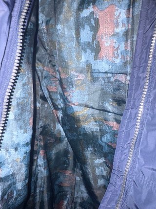 Abrigo acolchado azul con capucha