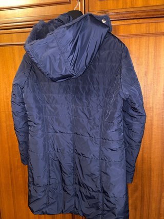 Abrigo acolchado azul con capucha