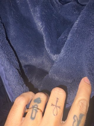 Abrigo acolchado azul con capucha