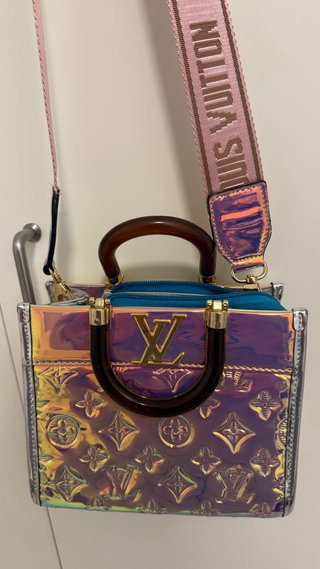 Bolso Multicolor muy bonito y es pequeño ,elegante