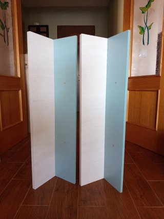 Estantería de madera blanca y azul