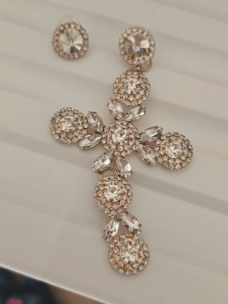 Orecchini pendenti a croce con strass
