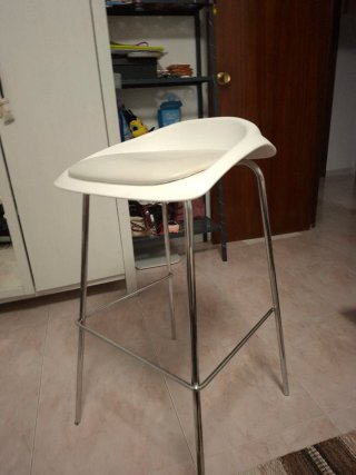 Taburete Alto Blanco con Patas Metálicas