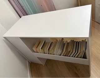 Scrivania bianca con cassetti e scaffale
