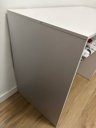 Scrivania bianca con cassetti e scaffale