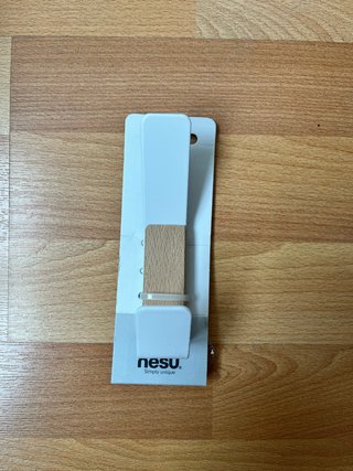 Percha Nesu de madera y blanco