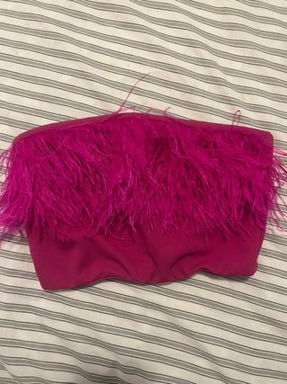 Top palabra de honor con plumas fucsia