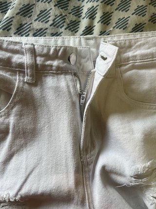 Pantalón vaquero beige desgastado