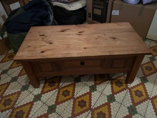 Mesa de centro de madera con balda