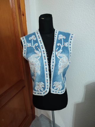 Chaleco azul con bordados