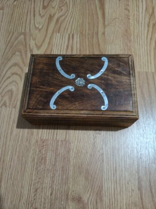 Joyero de madera con detalles plateados