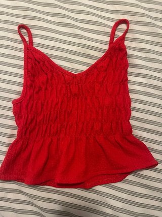 Top rojo con textura fruncida