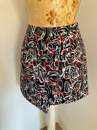 Falda corta con estampado rojo y blanco XS