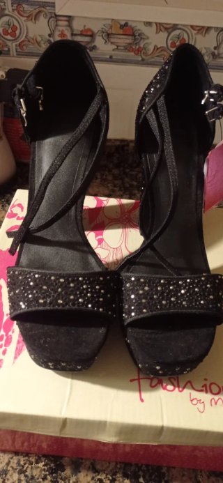 Sandalias de tacón negras con pedrería