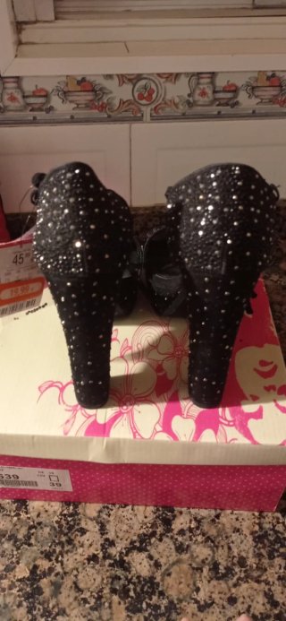 Sandalias de tacón negras con pedrería