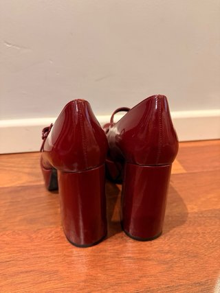 Zapatos acharolados de tacón rojos Stradivarius