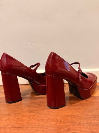 Zapatos acharolados de tacón rojos Stradivarius