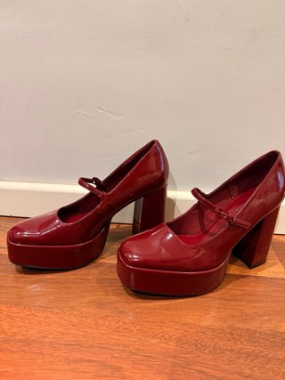 Zapatos acharolados de tacón rojos Stradivarius