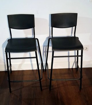 Dos taburetes altos negros