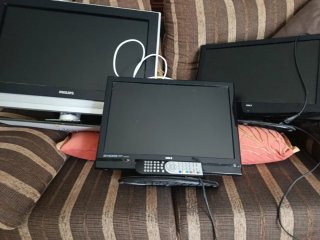 Tres televisiones. Dos Oki y una Philips.