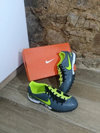 Zapatillas Fútbol Nike Gris y Verde