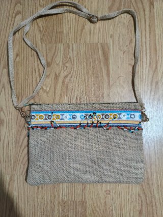 Bolso de tela con detalles étnicos