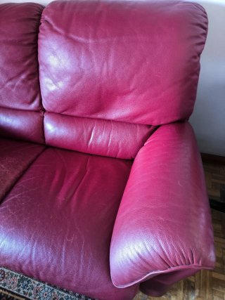 Sofá de piel rojo