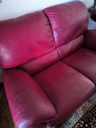 Sofá de piel rojo