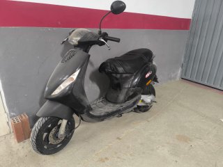 Scooter Piaggio Zip Negra