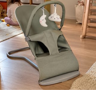 Hamaca reclinable para bebé de color verde
