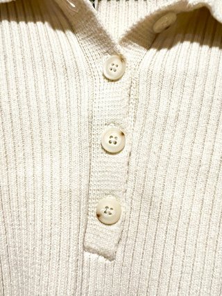 Talla L. BERSHKA. Top de punto acanalado tipo polo