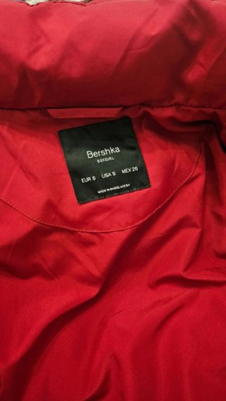 Chaqueta acolchada Bershka roja