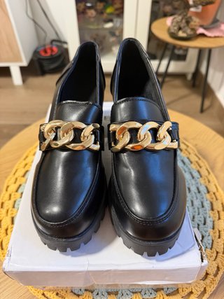 Zapatos negros con cadena dorada